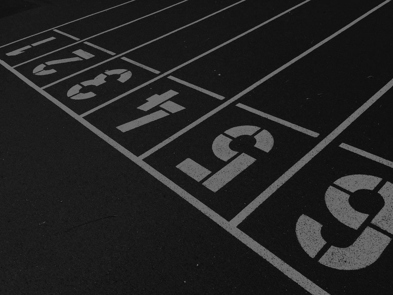 Startlinie einer 400-Meter-Rennbahn – Symbolbild für den Beginn persönlicher Entwicklung im Personal Training bei Monart Training. Inspiriert von der Philosophie „Bewegung ist Leben“: Bewegung als Schlüssel zu Gesundheit, Vitalität, mentalem Wachstum und bewusster Lebensgestaltung.